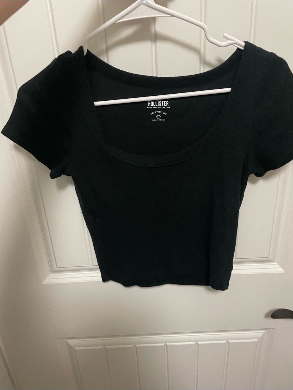 Hollister Black Scoop Neck Cropped Tee